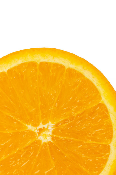 portakal dilimi, kırpma yolu, turuncu arka planda izole edilmiş tam alan derinliği - Fotoğraf, Görsel