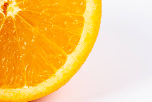 φέτα πορτοκαλιού, διαδρομή αποκοπής, απομονωμένη σε πορτοκαλί φόντο, πλήρες βάθος πεδίου - Φωτογραφία, εικόνα