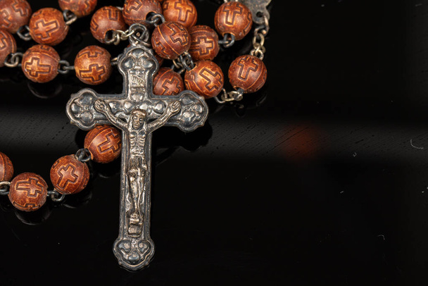 Katholischer Rosenkranz Perlenreligiöses halsloses Symbol - Foto, Bild