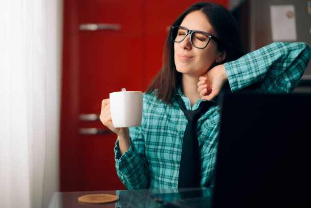 Mujer somnolienta trabajando desde casa bebiendo café
 - Foto, imagen