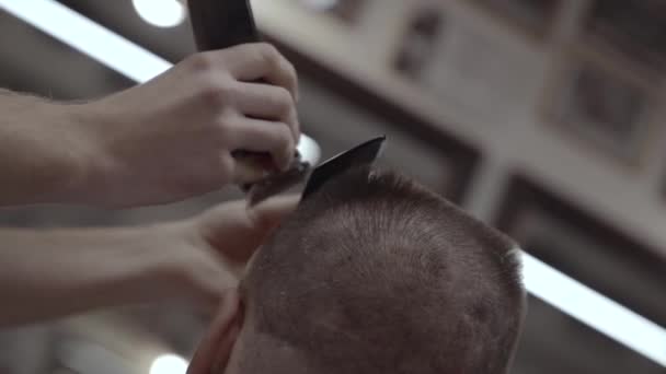 Haircut electric shaver. Mens haircut in a barbershop.  - Felvétel, videó