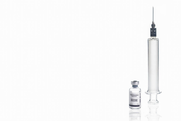 szklana strzykawka z butelką szczepionki przeciw koronawirusowi covid-19 w szklanej butelce do wstrzykiwań, izolowana na białym tle - Zdjęcie, obraz