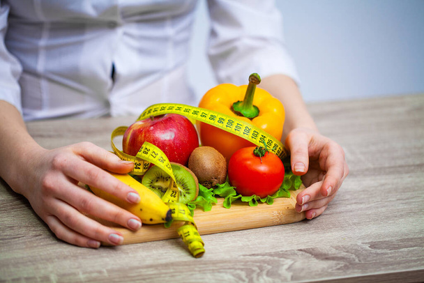 Lääkäri Nutritionist tilalla tuoreita hedelmiä ja vihanneksia terveellistä ruokavaliota
. - Valokuva, kuva