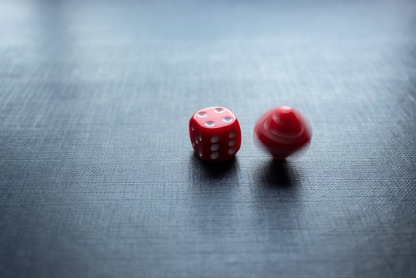 赤いダイスの近くで、 1つのダイスは黒い背景の上で回転している。理想的な情報ゲーム,ボードゲームと賭け - 写真・画像