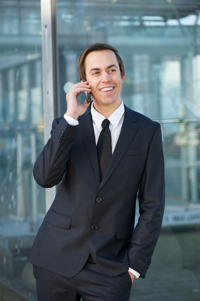 Hombre de negocios relajado sonriendo y hablando por teléfono móvil
 - Foto, Imagen