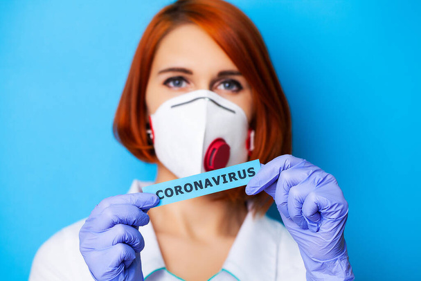 Mulher em luvas de proteção segurando inscrição coronavírus
. - Foto, Imagem