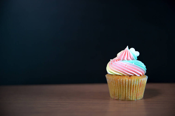 tasty cupcake on color background - Zdjęcie, obraz