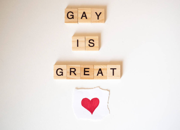 Meleg nagy szó csempe LMBTQ + egy szív és egy fehér háttér - Fotó, kép
