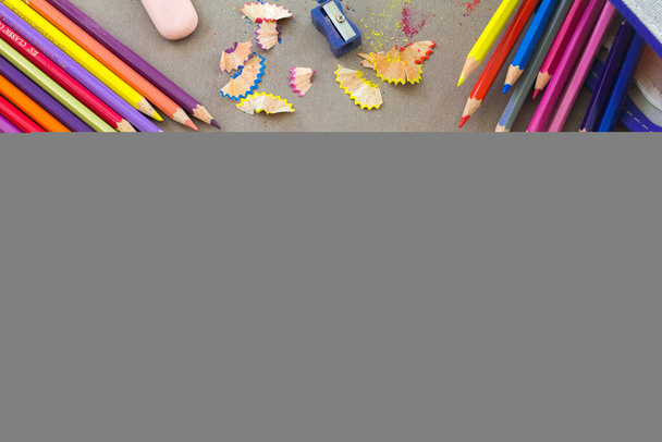 Crayons de couleur, taille-crayons et copeaux sur panneau noir
 - Photo, image