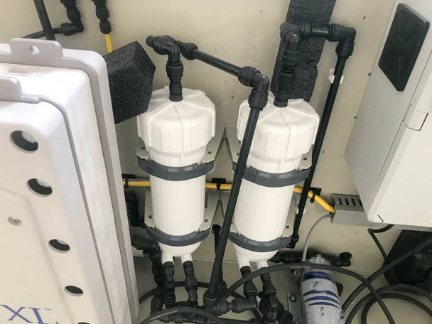 Fehér ipari hengeres professzionális cserélhető szűrők ioncserélő gyantával történő víztisztításhoz - Fotó, kép