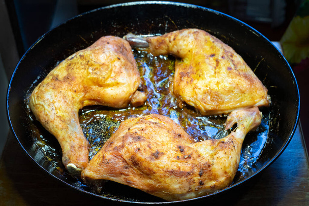 délicieux poitrines de poulet cuites au four dans une poêle
 - Photo, image