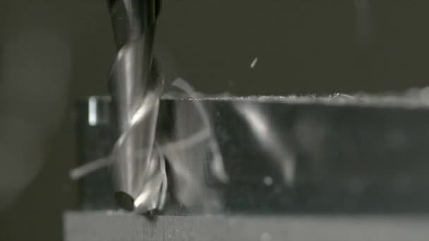 MACRO, DOF: Pedaços finos de metal voam de um bloco de alumínio durante o torneamento
 - Filmagem, Vídeo