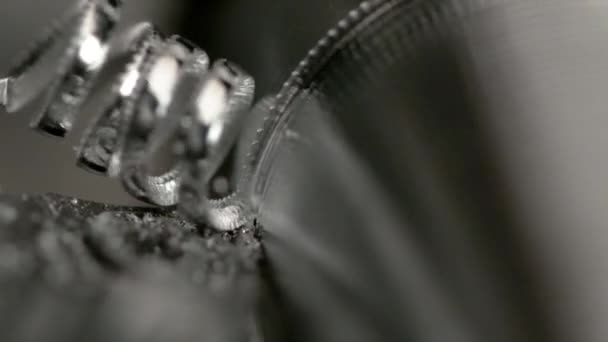 MACRO: Scharfer Fräser schneidet in Stahlzylinder, während er zu Bolzen verarbeitet wird. - Filmmaterial, Video