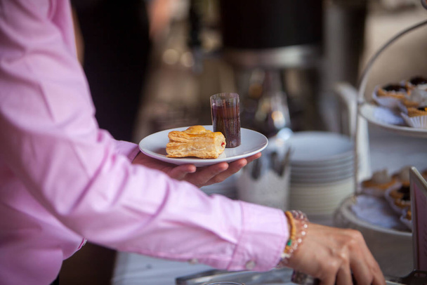 μια φωτογραφία κουζίνας ενός σεφ με ένα μαχαίρι και ένα φλιτζάνι τσάι. Τρόφιμα μπουφέ Catering Φαγητό Κόμμα Sharing Concept. ομάδα ανθρώπων catering τροφίμων μπουφέ εσωτερική σε πολυτελές εστιατόριο με κρέας πολύχρωμα φρούτα και λαχανικά - Φωτογραφία, εικόνα