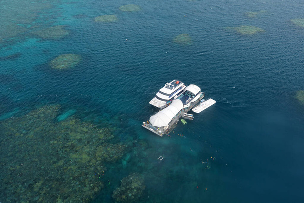 Légi kilátás a zátony minden időjárási tengeri búvárkodás platform és hajók a Great Barrier Reef világ legnagyobb korallzátony rendszer közelében Cairns Queensland, Ausztrália. - Fotó, kép