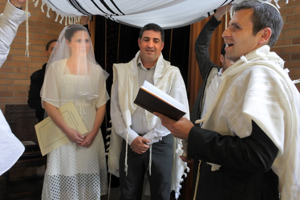 Rabino abençoando noiva judaica e um noivo na cerimônia de casamento judaica ortodoxa moderna na sinagoga. Espaço de cópia
 - Foto, Imagem