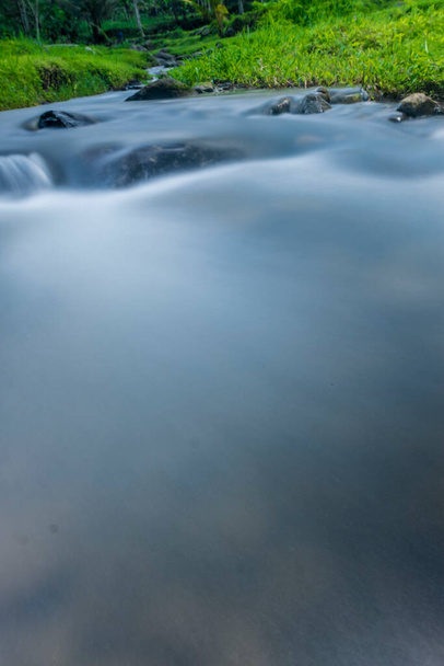 flujo de agua que es suave y suave, muy adecuado para un lugar para calmarse
 - Foto, Imagen