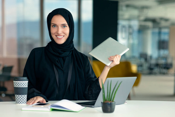professional young muslim business woman using mobile digital tablet computer at work - Φωτογραφία, εικόνα
