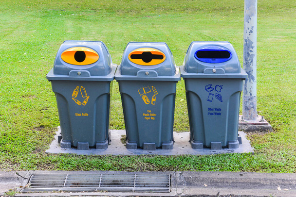 en el parque público, para diferentes residuos de basura (vidrio, lata, plástico, papel y alimentos).) - Foto, Imagen