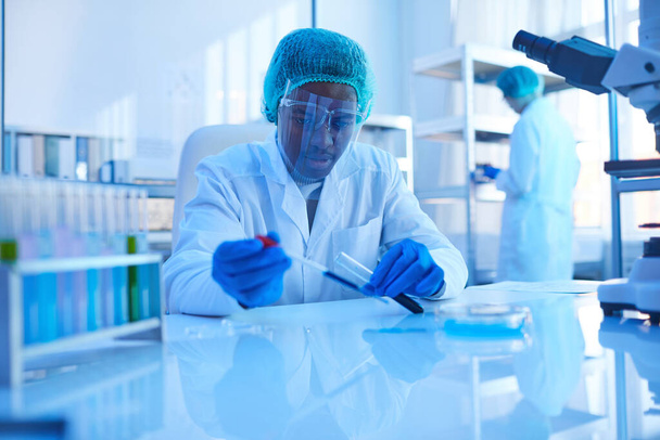 Επιστήμονας που εξετάζει τα δείγματα στο εργαστήριο - Φωτογραφία, εικόνα