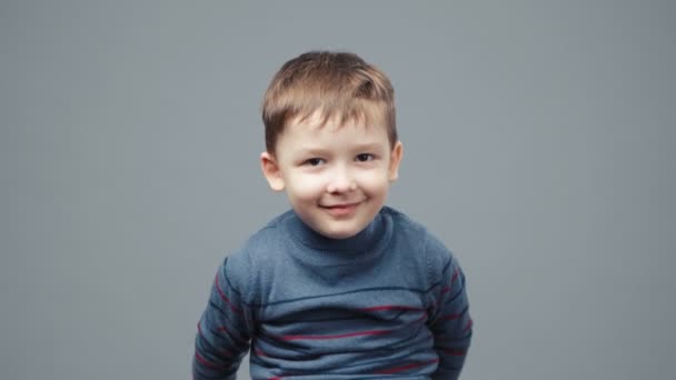 Vídeo de pouco sorrindo menino de quatro anos
 - Filmagem, Vídeo