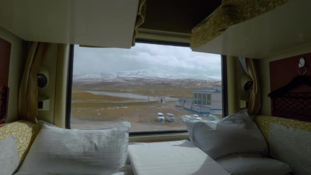 Uyuyan trenin penceresi Himalaya doğasının çarpıcı manzarasını sunar. - Video, Çekim
