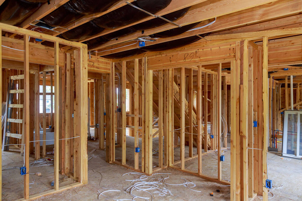 Casa em vigas americanas a vista do interior do quadro em construção casa residencial
 - Foto, Imagem