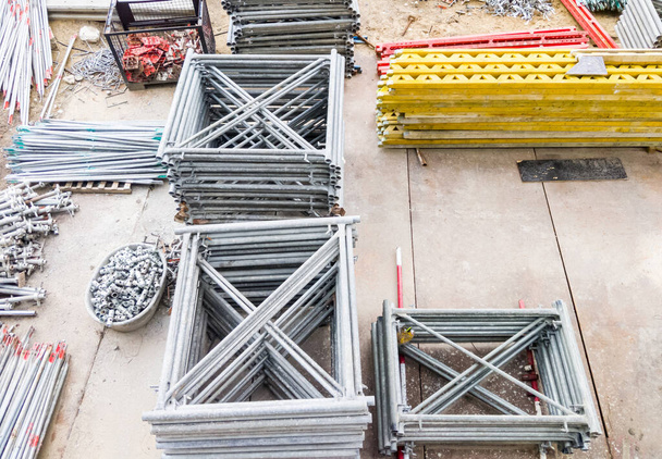 Groupe de la charpente métallique et pieux d'équipement sur la tôle de béton pour l'utilisation pour construire le cadre de construction de la station de monorail dans la zone urbaine. - Photo, image