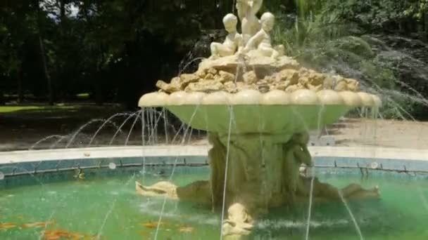Fontaine en journée ensoleillée d'été
 - Séquence, vidéo