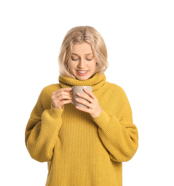 Mooie jonge vrouw met thee op witte achtergrond - Foto, afbeelding