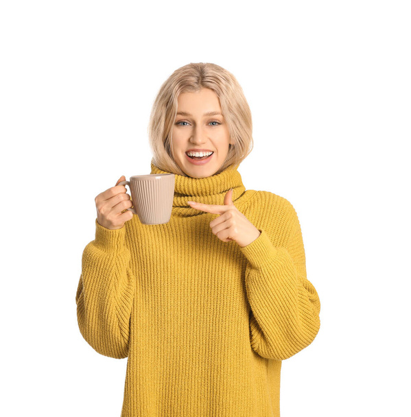 Όμορφη νεαρή γυναίκα με τσάι σε λευκό φόντο - Φωτογραφία, εικόνα