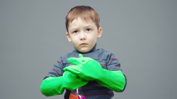 Kisfiú játszik háztartási vegyi anyagok - Felvétel, videó
