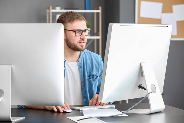 Mužský programátor pracující v kanceláři - Fotografie, Obrázek