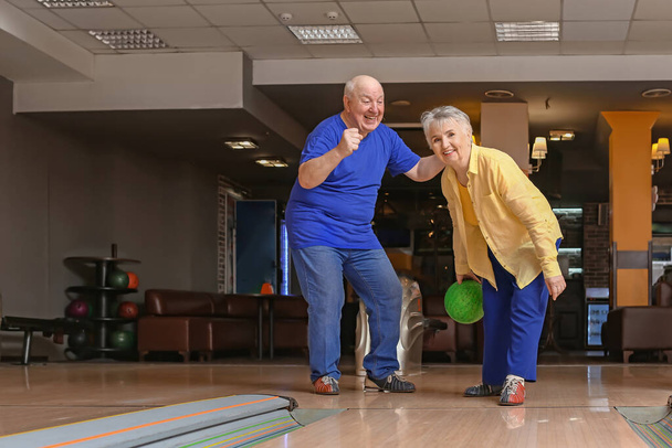 Senioři hrají bowling v klubu - Fotografie, Obrázek