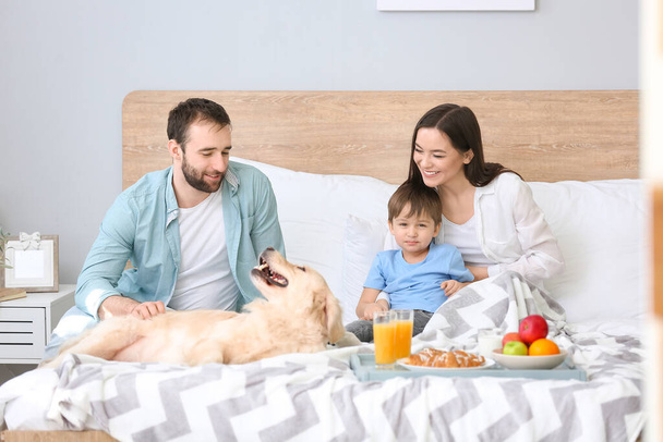 Happy family having breakfast in bedroom - Fotoğraf, Görsel