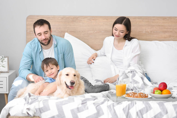 Szczęśliwa rodzina śniadanie w sypialni - Zdjęcie, obraz