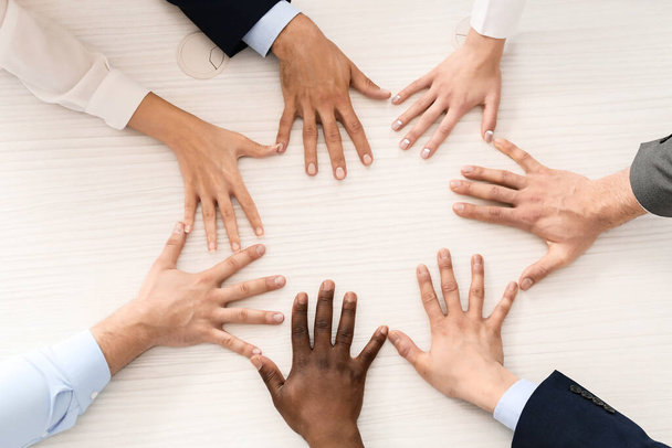 Skupina byznysmenů spojuje ruce v úřadu, pohled shora. Koncept jednoty - Fotografie, Obrázek