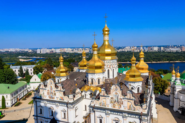 Veduta della Cattedrale della Dormizione del Kyiv Pechersk Lavra (Monastero delle Grotte di Kiev) e del fiume Dnieper in Ucraina. Vista dalla Grande Torre Campanaria Lavra - Foto, immagini