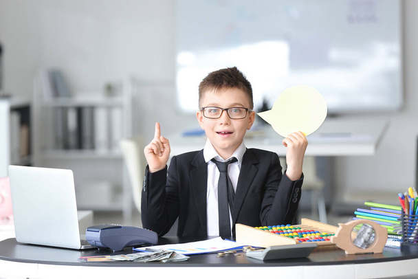 Little accountant with blank speech bubble in office - Foto, Bild
