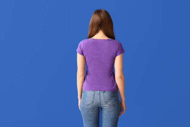 Молода жінка в стильній футболці на кольоровому фоні
 - Фото, зображення