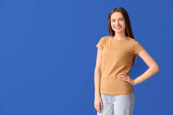 Młoda kobieta w stylowej koszulce na tle koloru - Zdjęcie, obraz