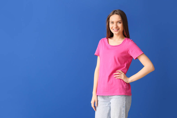 Young woman in stylish t-shirt on color background - Fotó, kép