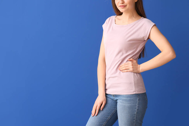 Young woman in stylish t-shirt on color background - Valokuva, kuva