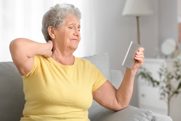 Starší ženy video chatování s lékařem doma - Fotografie, Obrázek