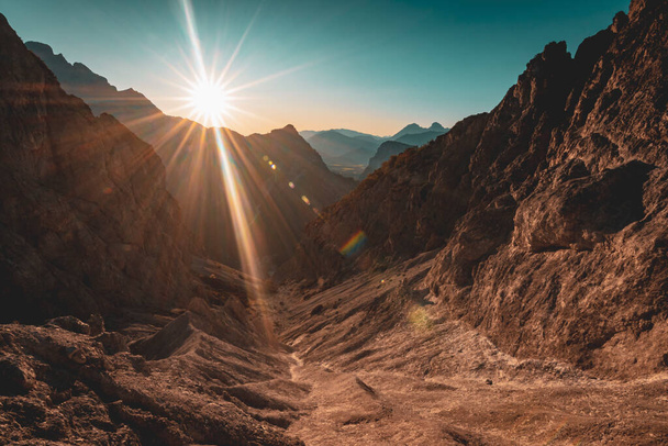 Coucher de soleil sur la chaîne de montagnes de Gsengscharte dans les Alpes calcaires du parc national Gesause en Styrie, Autriche
 - Photo, image