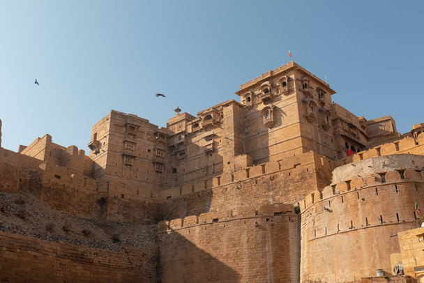 JAISALMER, RAJASTHAN / INDIA - NOVEMBER 2018 : Architecture view of jaisalmer fort - Фото, зображення