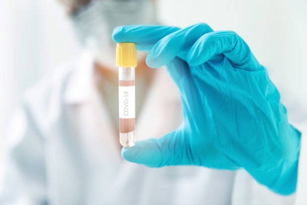 A kutatók vérmintákat vizsgálnak a laboratóriumban. Kutatók találmányai vakcinák kezelésére COVID-19 vírus. - Fotó, kép
