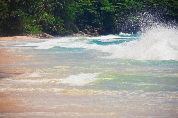 waves crashing on the beach - Φωτογραφία, εικόνα