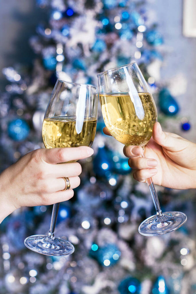 two glasses of champagne cheers - Φωτογραφία, εικόνα