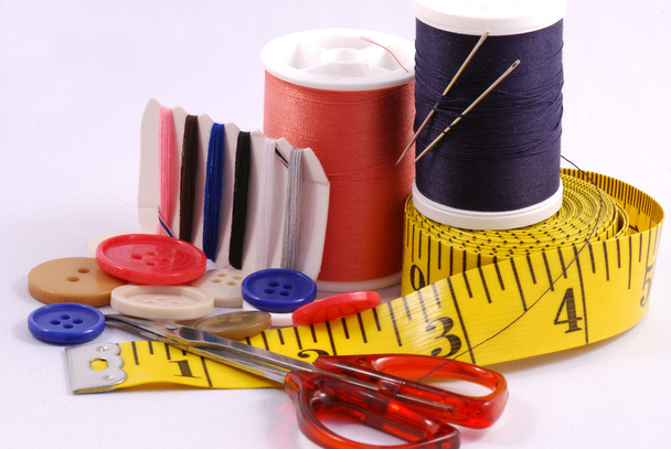Algunas herramientas de costura como hilos, agujas, botones y tijeras
 - Foto, Imagen